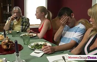 XXX आई ग ' ची बाधा अंतर्गत बेड मुलगा फायदा घेतला