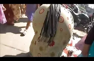 XXX फिरवून आणि squeezes स्तनाग्र नग्न सोनेरी