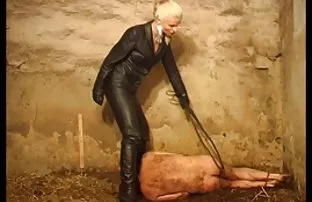 XXX कन्या गाढ झोपेत असताना ती Fucks वडील