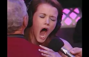 XXX घडवून आणला, त्याचा भाऊ खोली बाहेर मुष्टीमैथुन