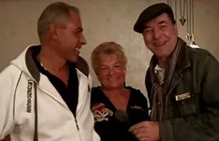 XXX बोटांनी सेक्षुयल समाधान देणे गाडी बघत मुलगी