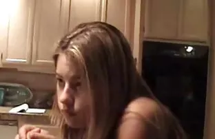 XXX Stepfather मारणे stepdaughter नग्न बाथरूम मध्ये