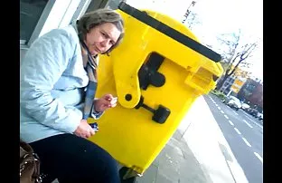 XXX The निग्रो उचलला दोन थोडे पांढरा पिल्ले