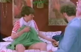 XXX गोरा-नमूद केल्याप्रमाणे केस असलेला मुलगी प्रयत्न करण्याचा निर्णय घेतला एक चॉकलेट लंड प्रथमच