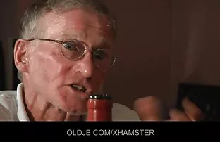 XXX नात स्टॉकिंग्ज मध्ये Fucks आजोबा