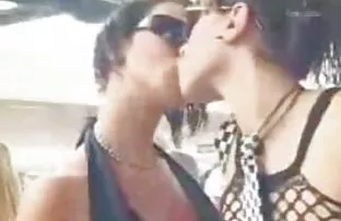 XXX दोनदा म्हणून सादर एक गळचेपी आणि बलात्कार स्टॉकिंग्ज