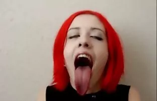 XXX ती विशाल बूल्ला आणि वाटत आवडतात तिच्या मांजर ताणलेली.